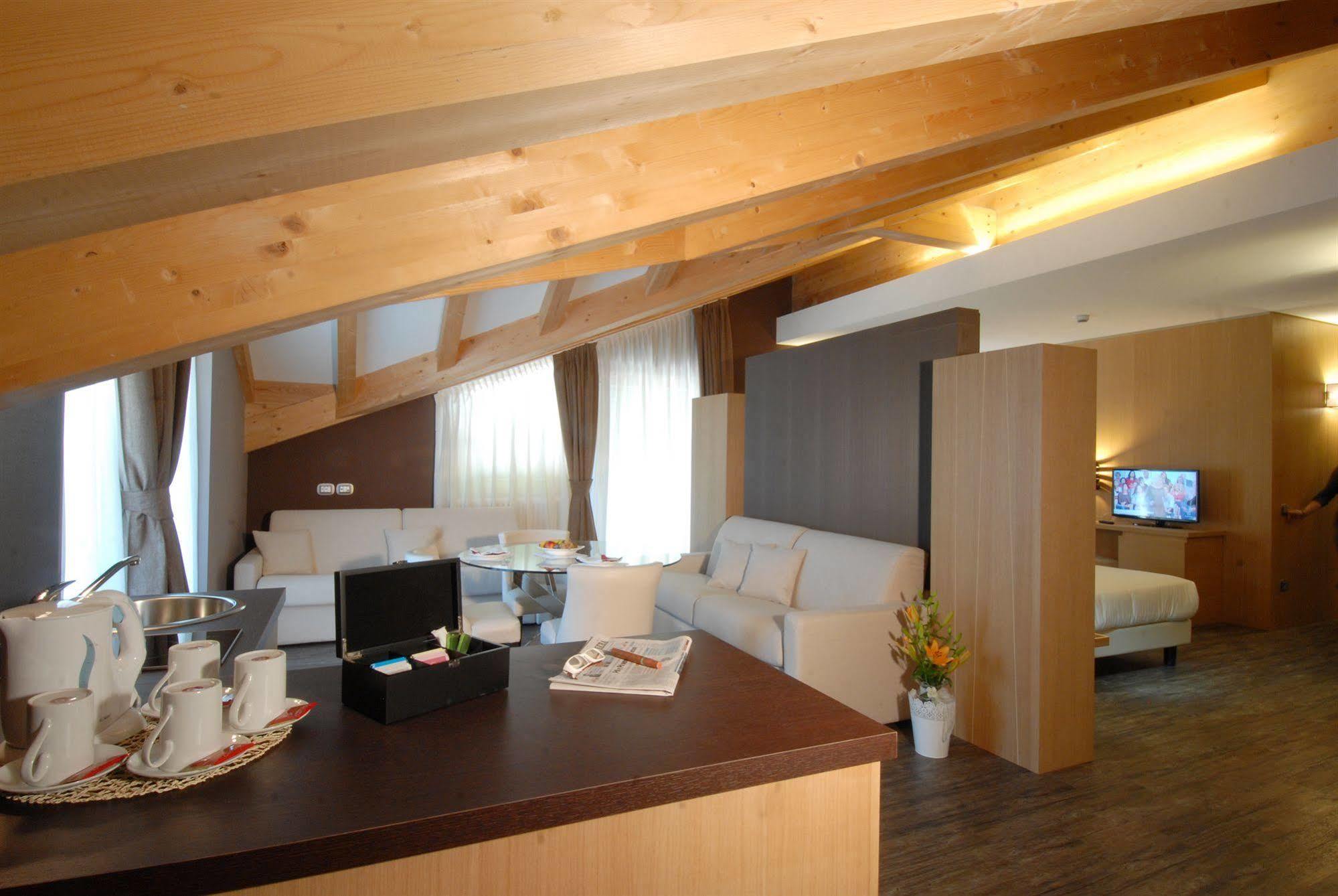 Hotel Garni Vittoria เฟียรา ดี พรีเมียโร ภายนอก รูปภาพ