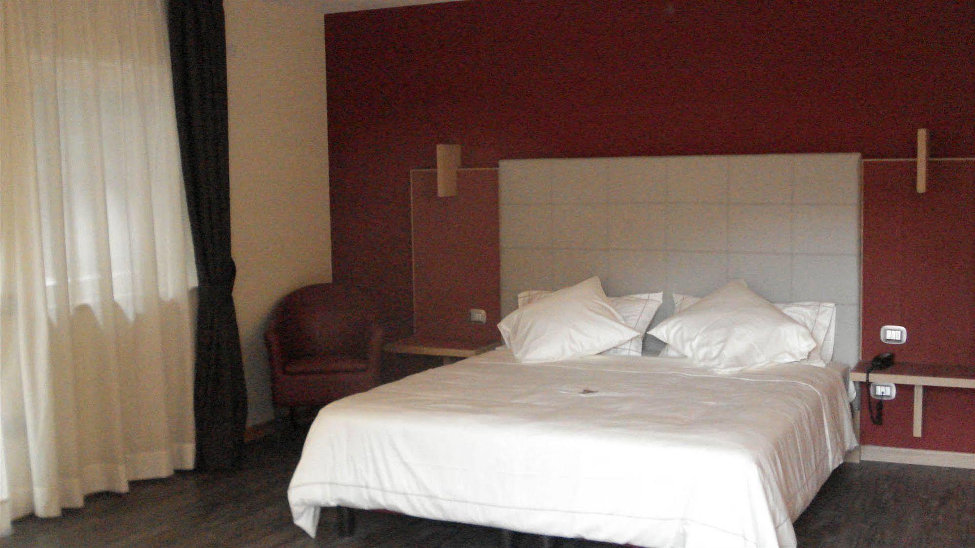 Hotel Garni Vittoria เฟียรา ดี พรีเมียโร ภายนอก รูปภาพ