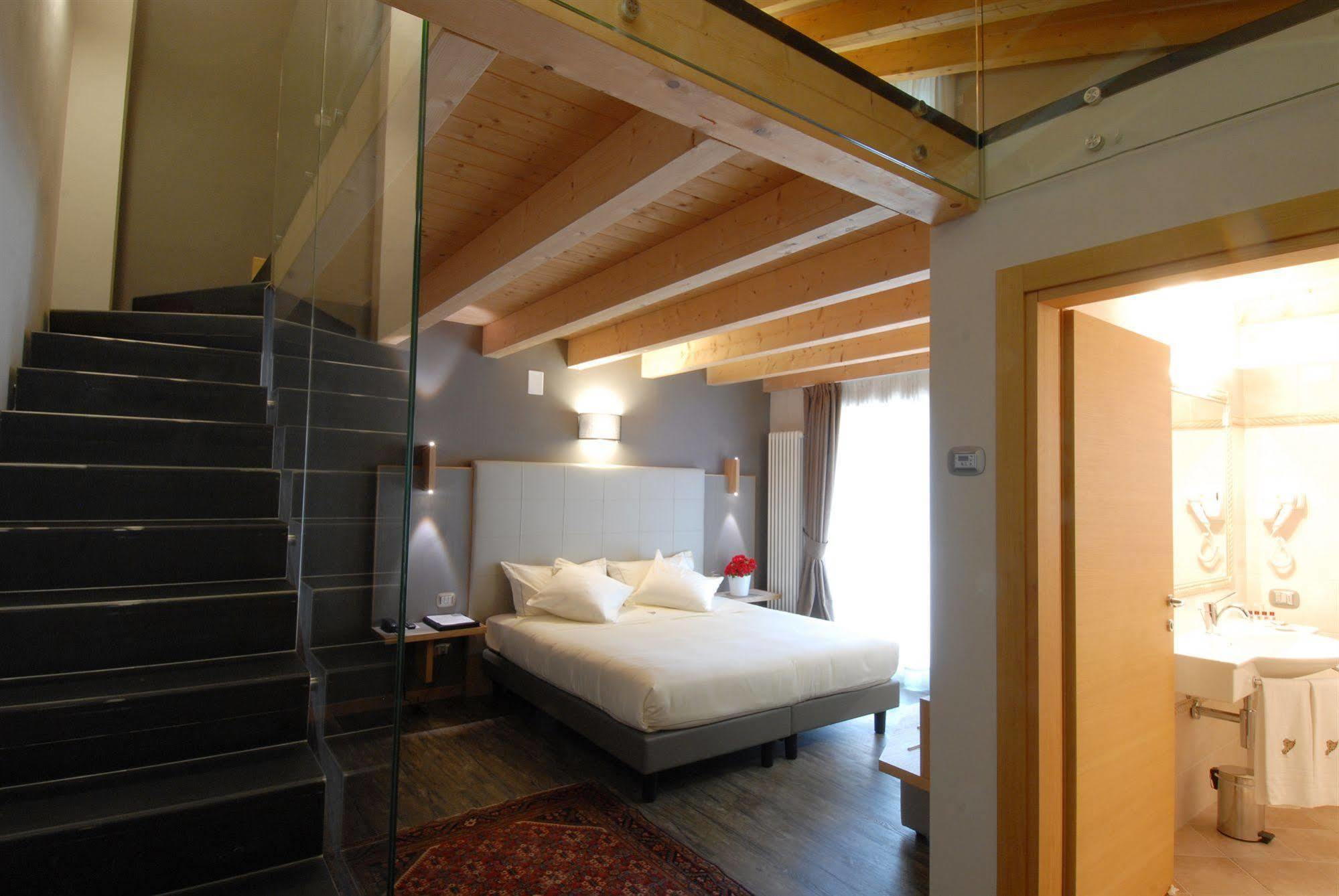 Hotel Garni Vittoria เฟียรา ดี พรีเมียโร ภายนอก รูปภาพ
